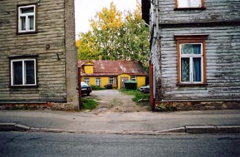 Color photo of Salem Baptist church in 18 Võru Street, as seen from Võru street between dwelling houses